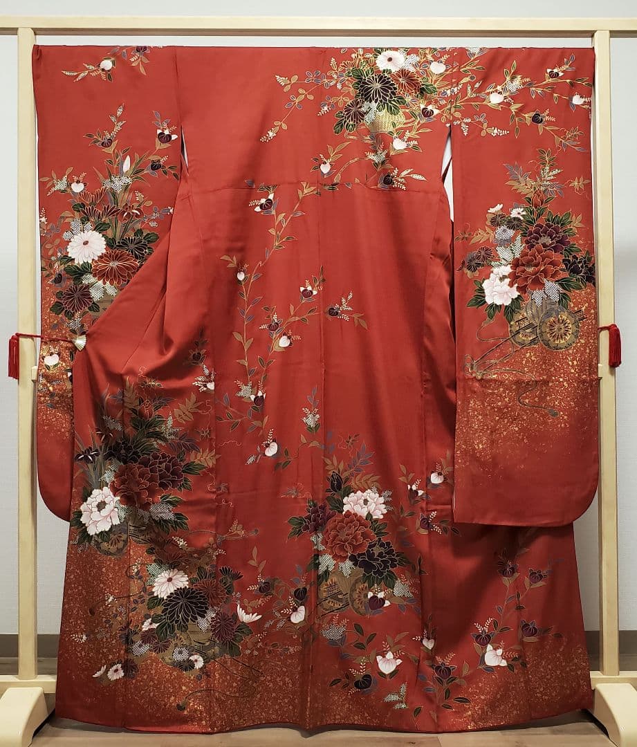 B 豪華な花模様 金彩 赤色 菊 菖蒲 橘 牡丹 正絹 振袖 成人式 着物