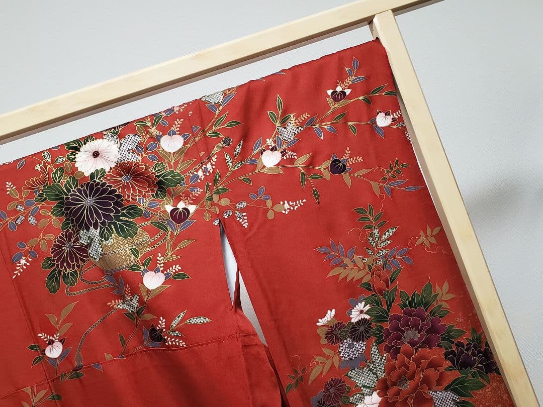 B 豪華な花模様 金彩 赤色 菊 菖蒲 橘 牡丹 正絹 振袖 成人式 着物